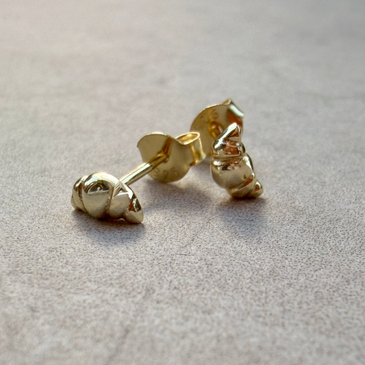 Croissant studs in gold
