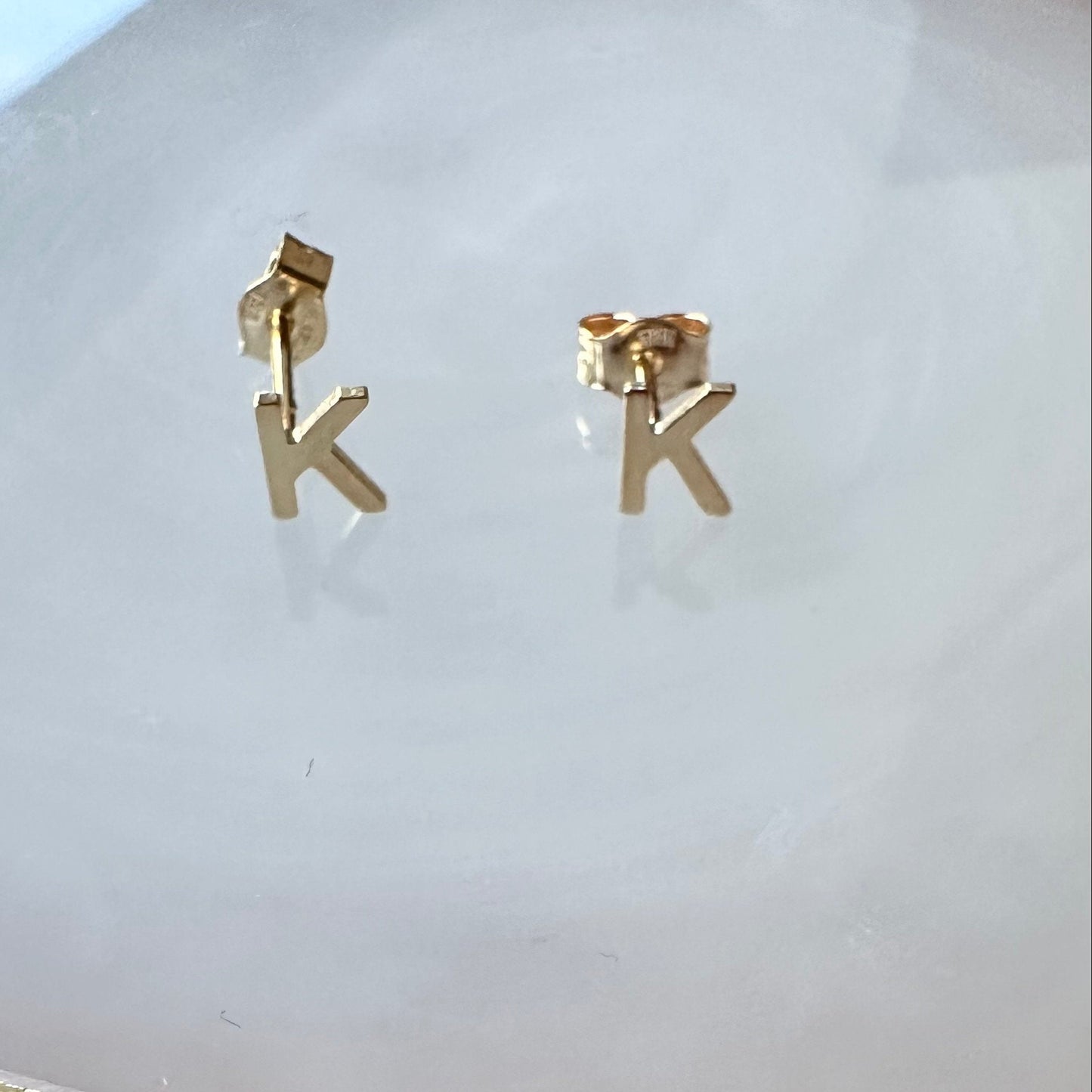Initial Stud Earringa