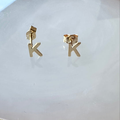 Initial Stud Earringa