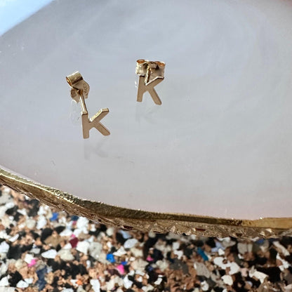 Initial Stud Earringa