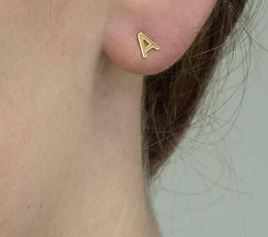 Initial Stud Earringa